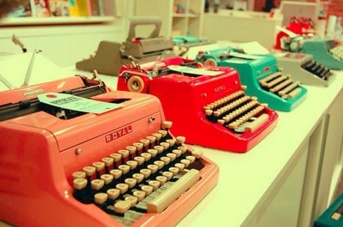 Royal打字机的多彩设计别具魅力。即使打字机日薄西山，这种俏皮活泼与精密机械的结合设计也依旧经典。